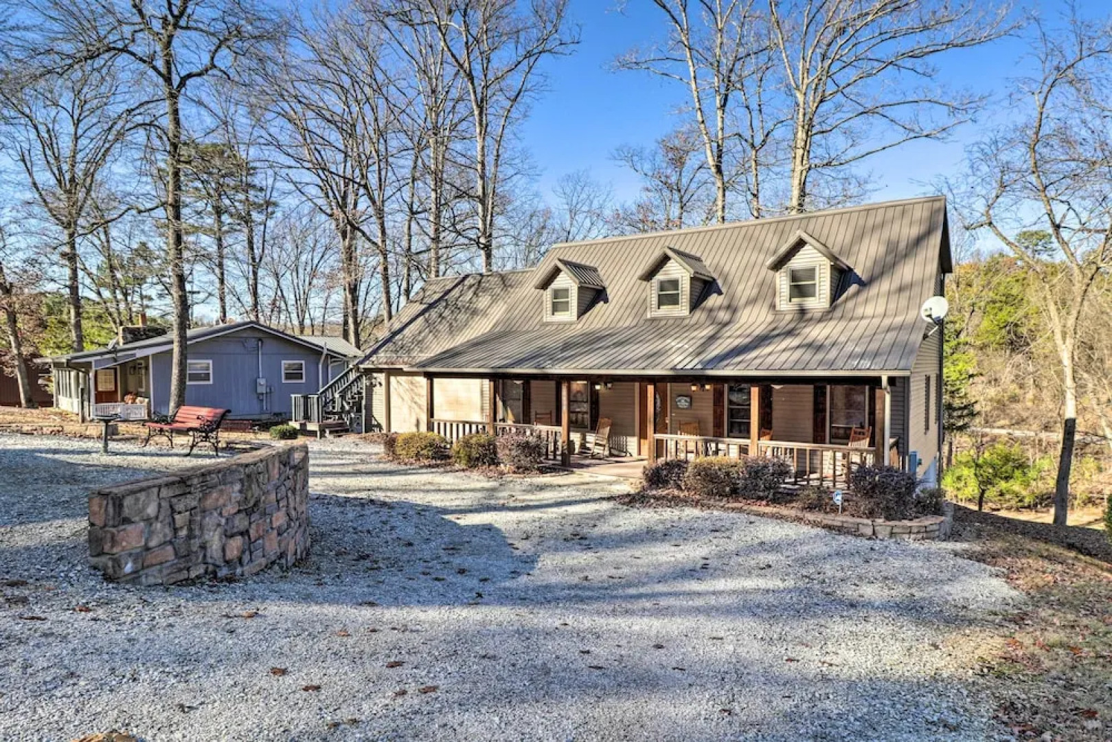 The Captains Quarters in Rogers w/ Covered Porch!