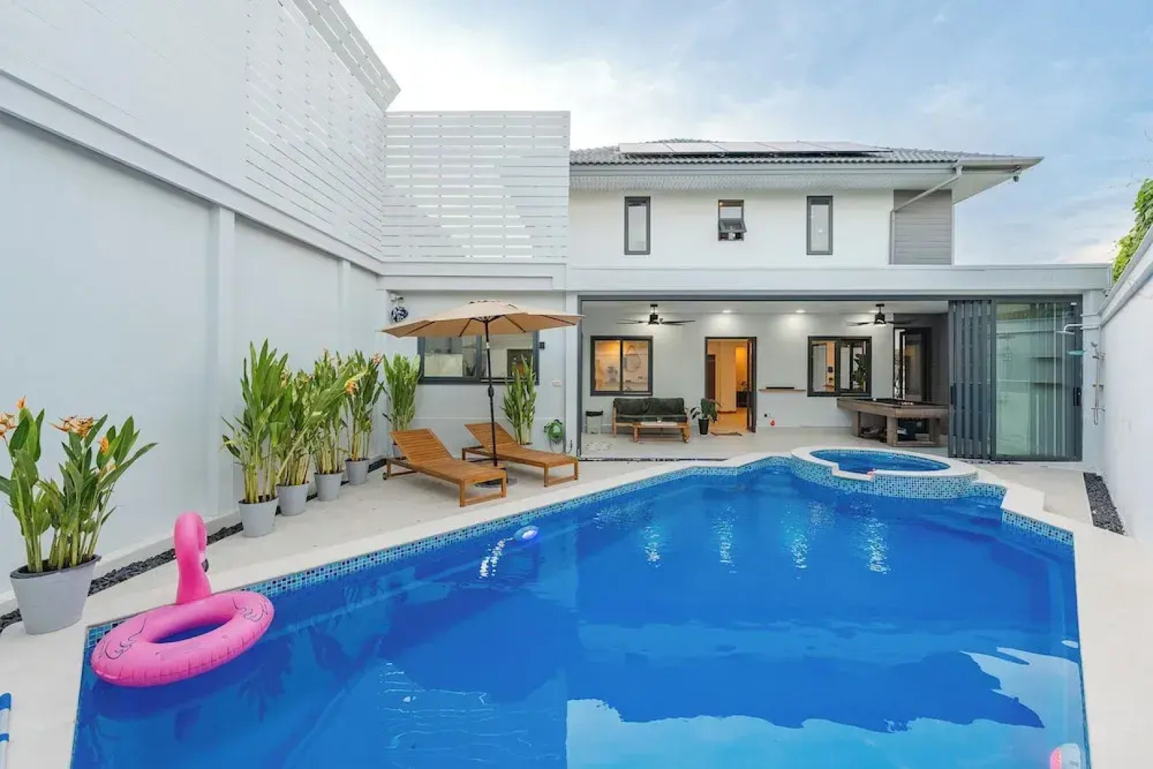 Pool Villa  Bathtub  Pool Table V215