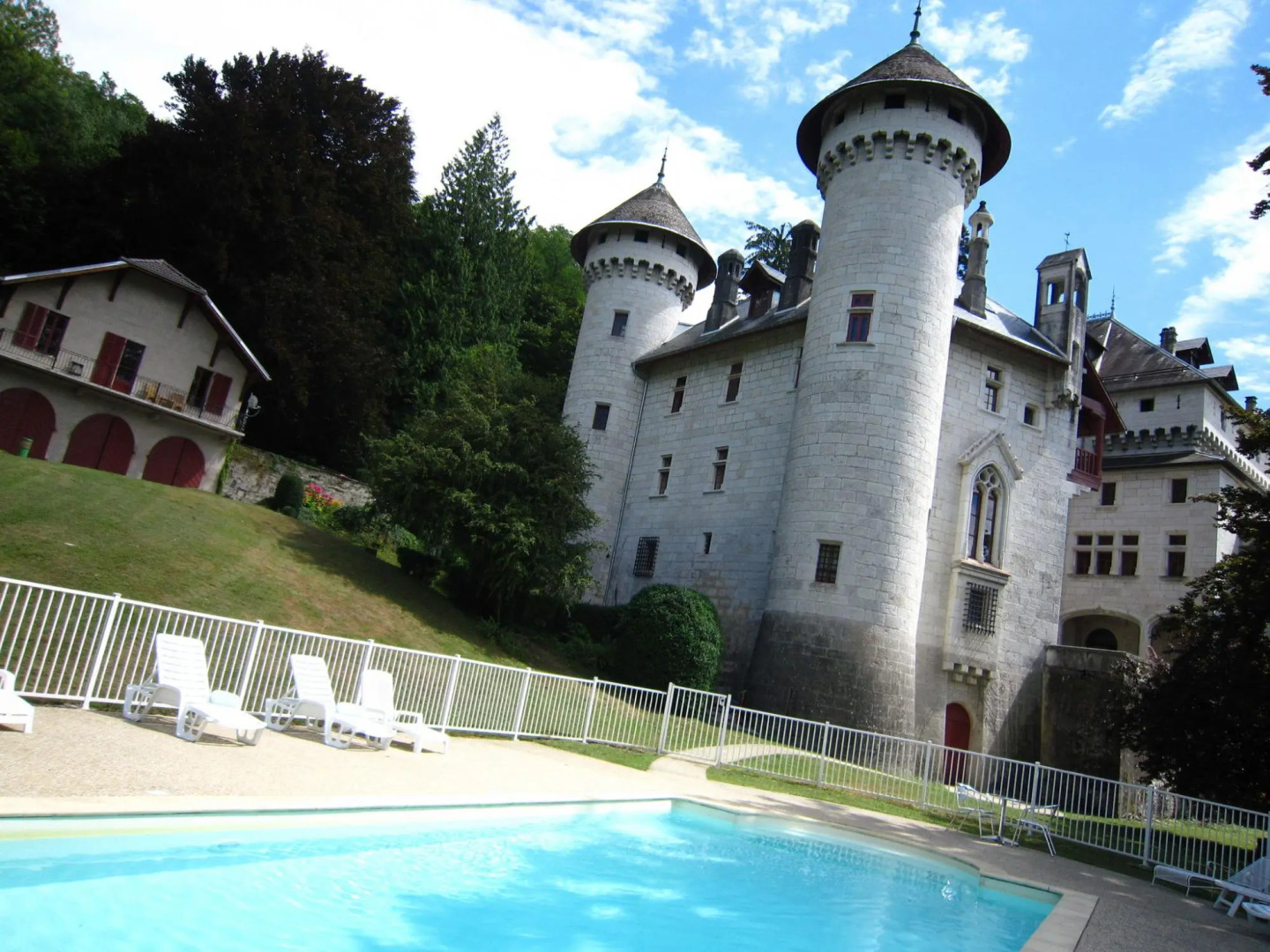 Majestic Castle in Serrières-en-chautagn With Lift