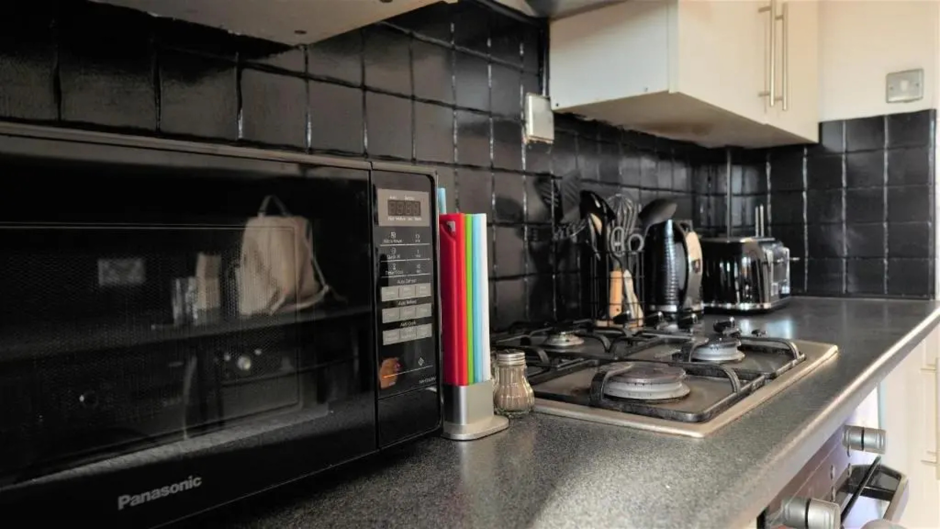 Spacious 3 bed house, great for FAMILIES and CONTRACTORS, sleeps 5 plus FREE Parking - Triumph Serviced Accommodation Wolverhampton