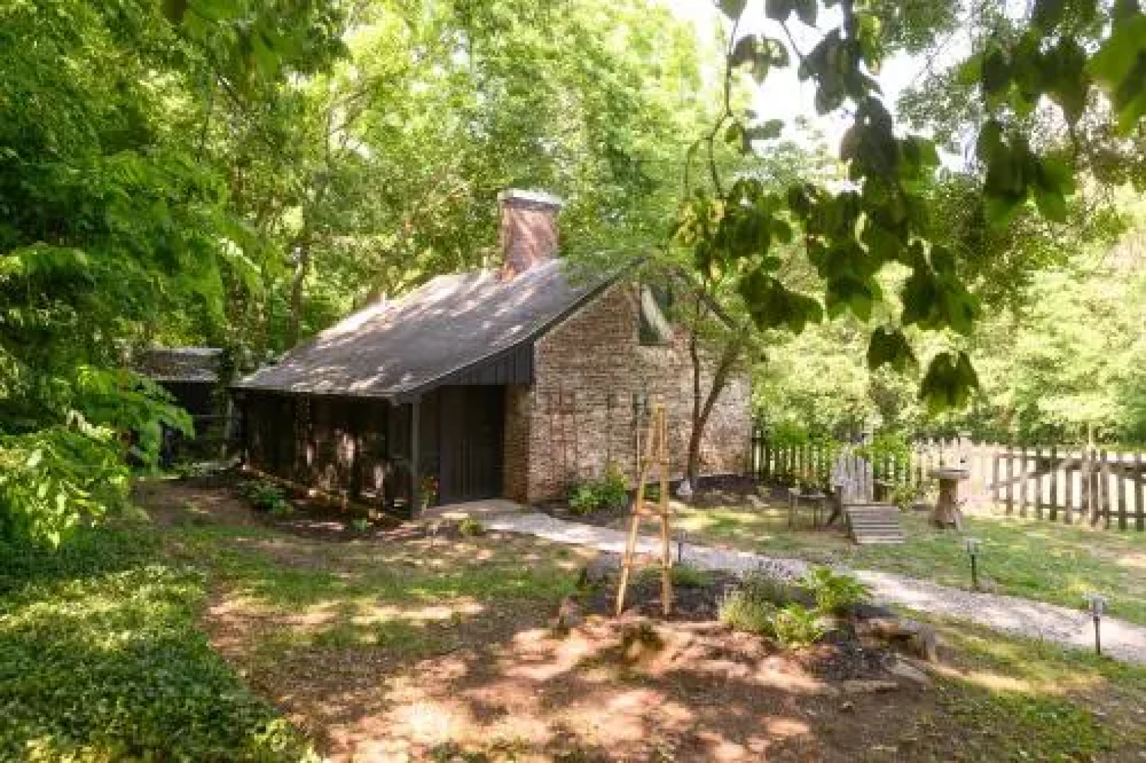 1823 Historic Rose Hill Inn