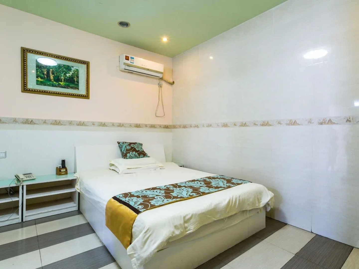 Shanghai Blue House Business Hotel