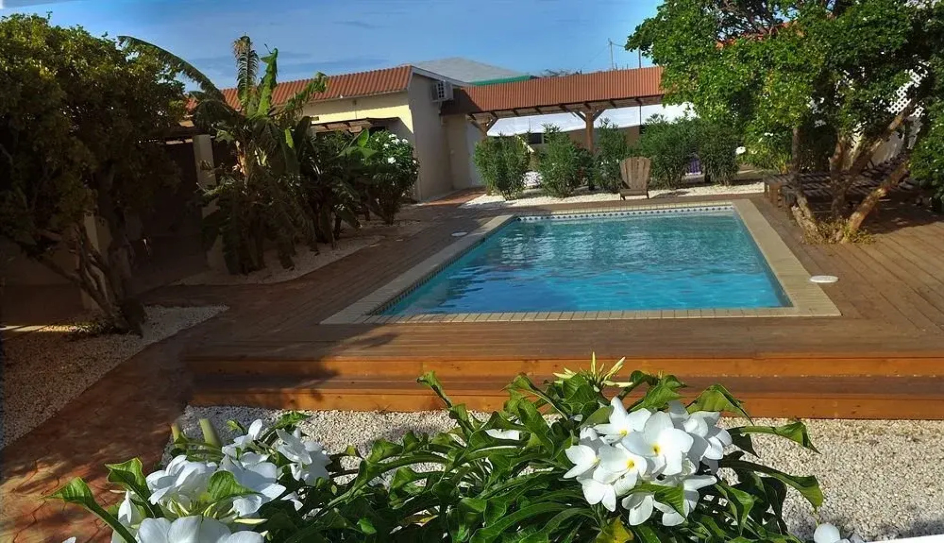 White Beach Apartments Palm Beach