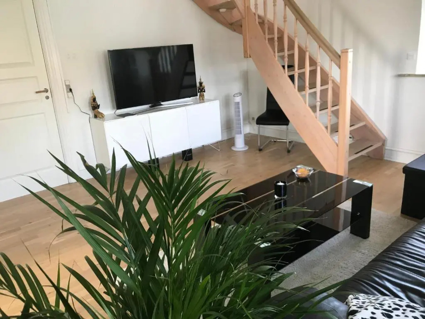 Centralt i Gentofte i 2 plan, ved S-Tog og busser