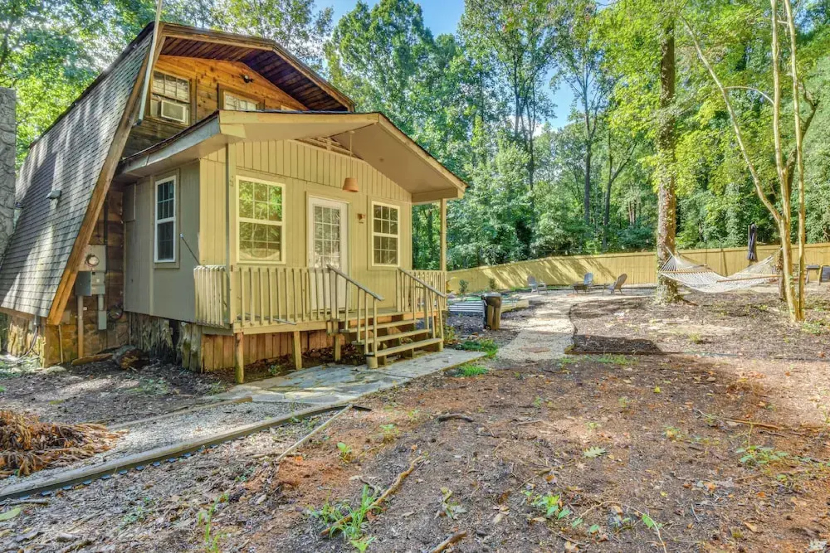 Pet-friendly Lavonia Cabin, Walk to Lake Hartwell!