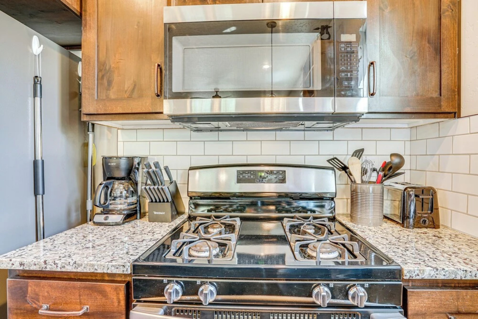 Charming Donnelly Home - 1 Mi to Lake Cascade!