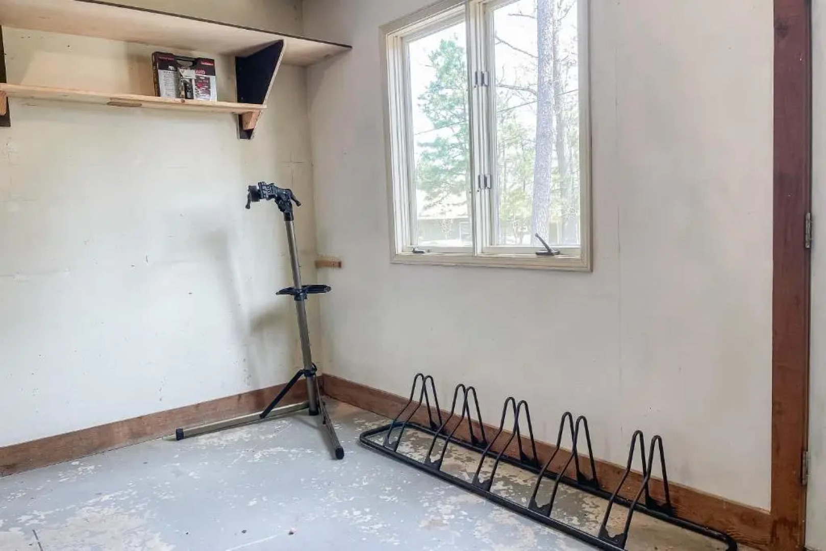 Charming Getaway near Tweety Bird Trail Backyard