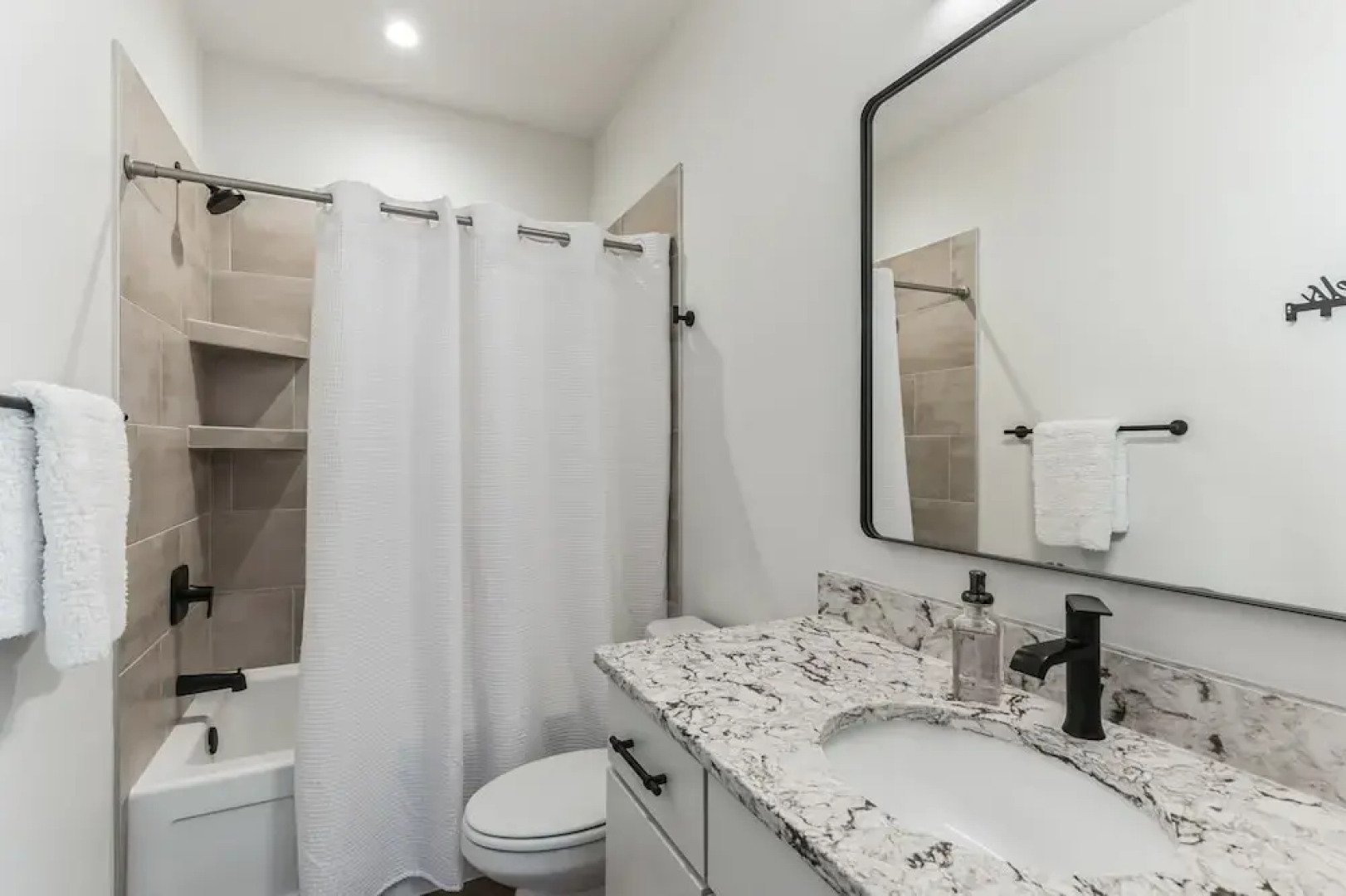 New Modern Townhome With Rooftop Patio 2 Bedroom Townhouse by RedAwning