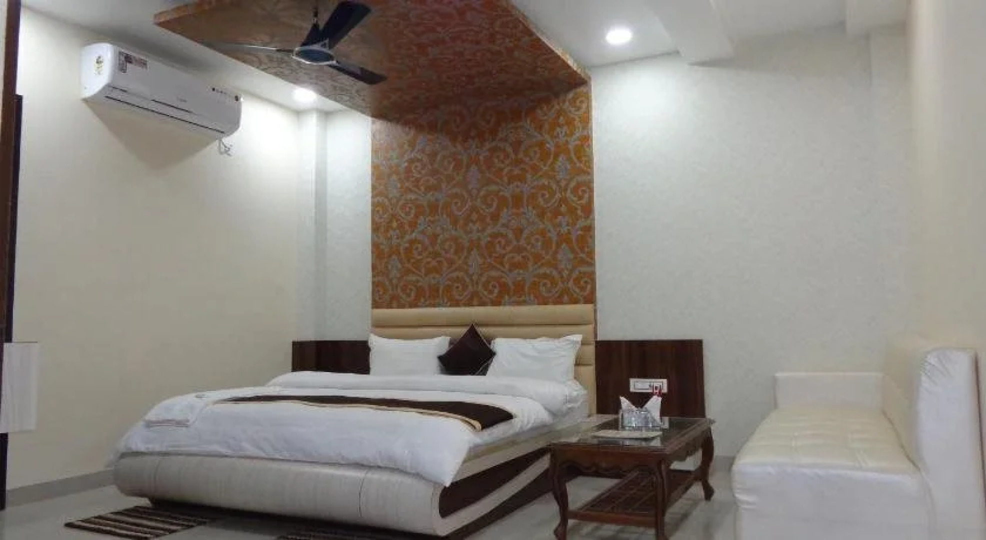 Hotel Prakshi Palace