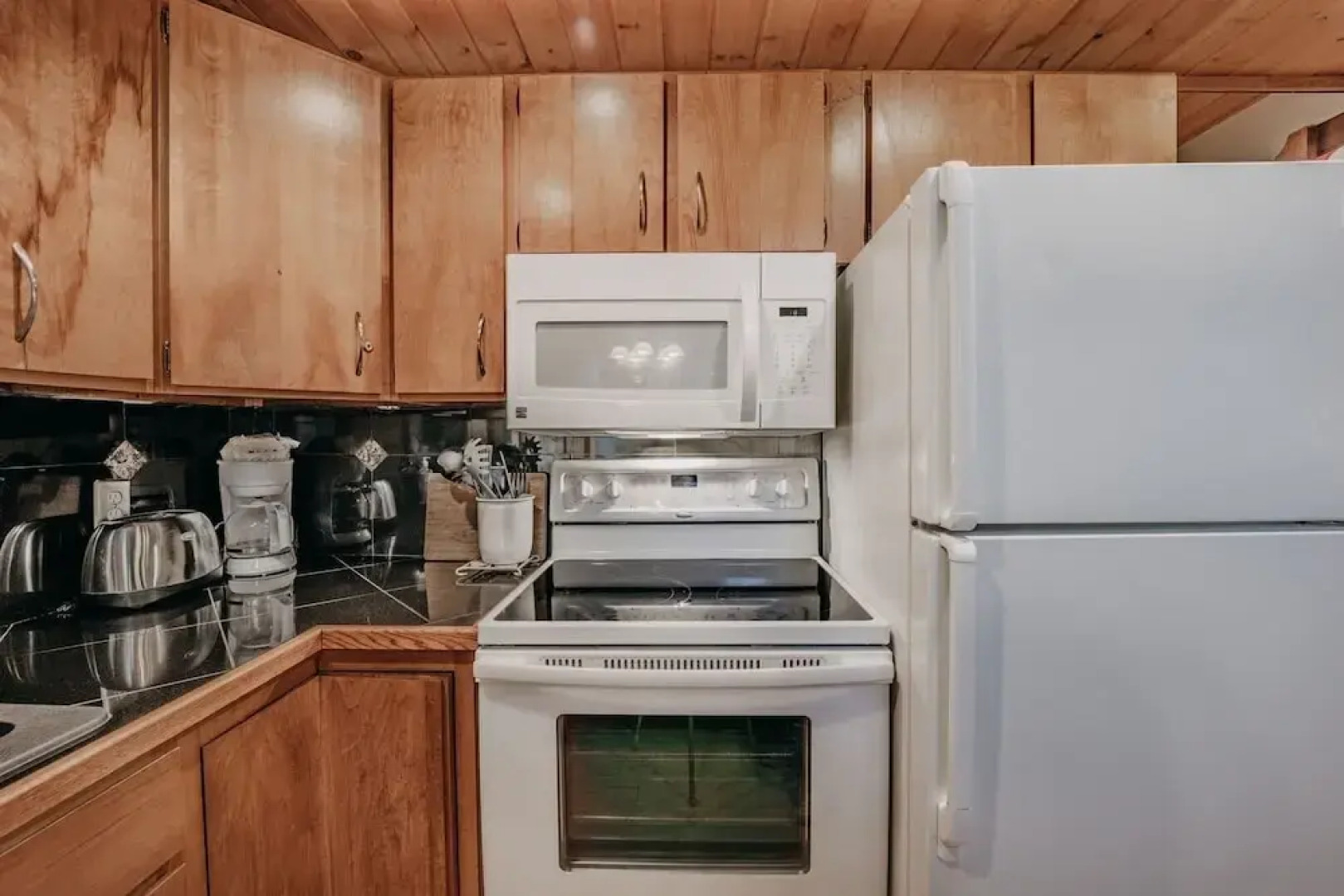 99mbr - Hot Tub - Wifi - Pets Ok - Bbq - Sleeps 6 2 Bedroom Home by RedAwning