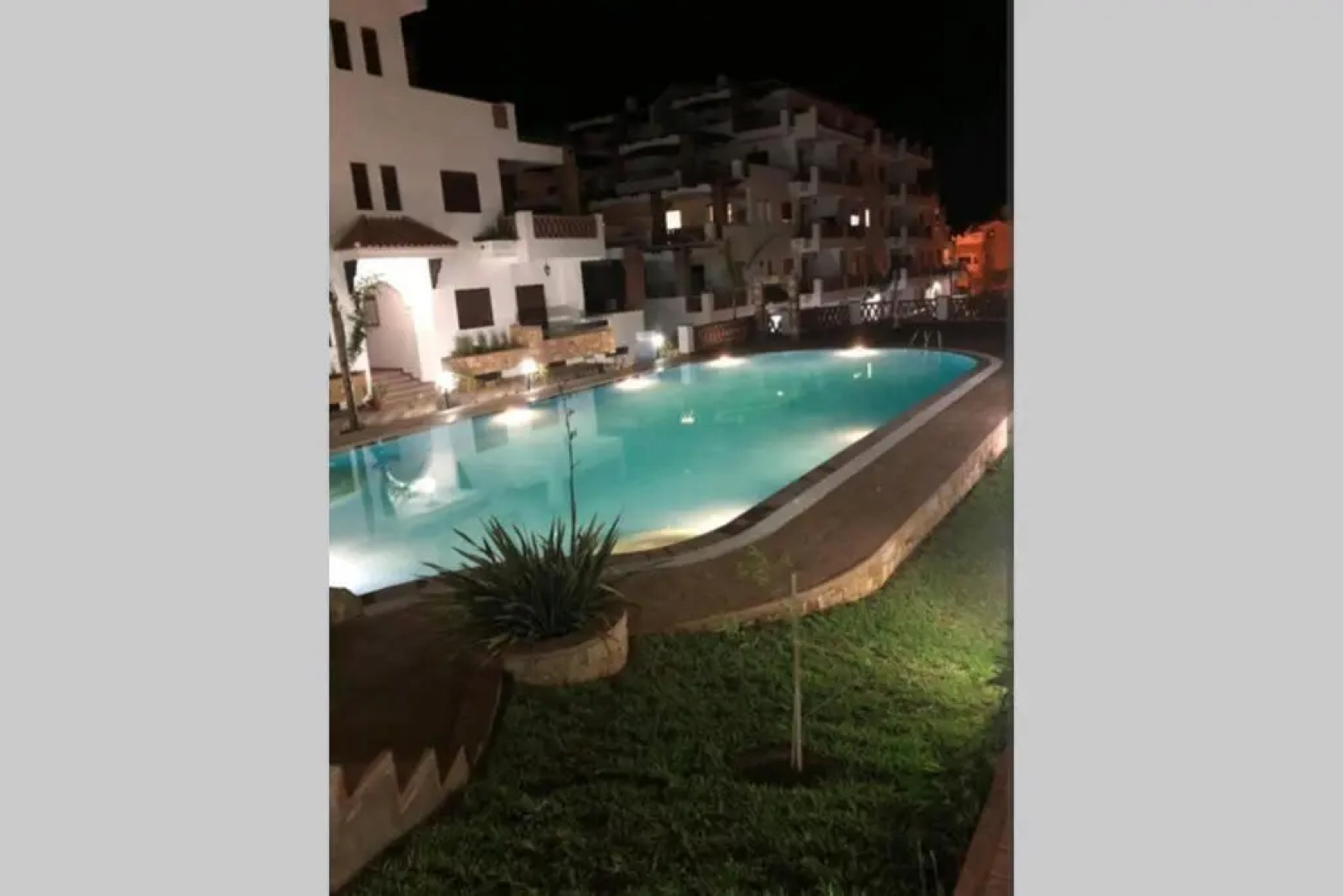 Grand appartement en face à la mer avec piscine