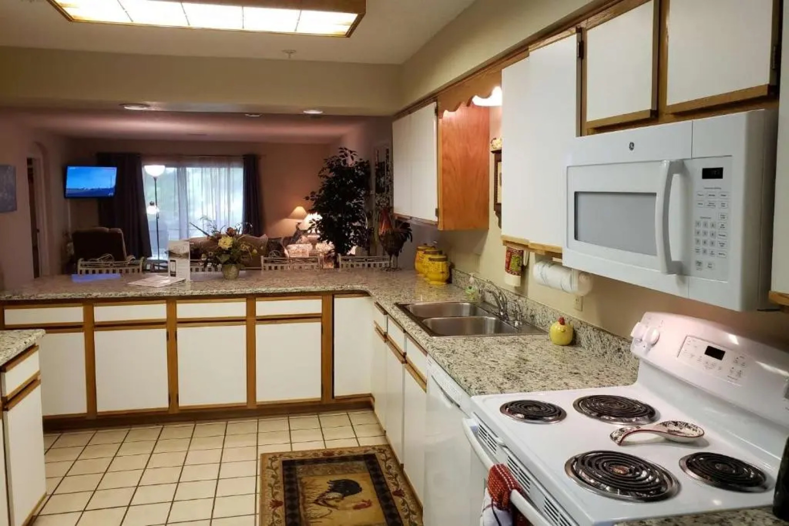 Foothill's Luxury 2BDR Ground Floor Condo in 1000 Hill's