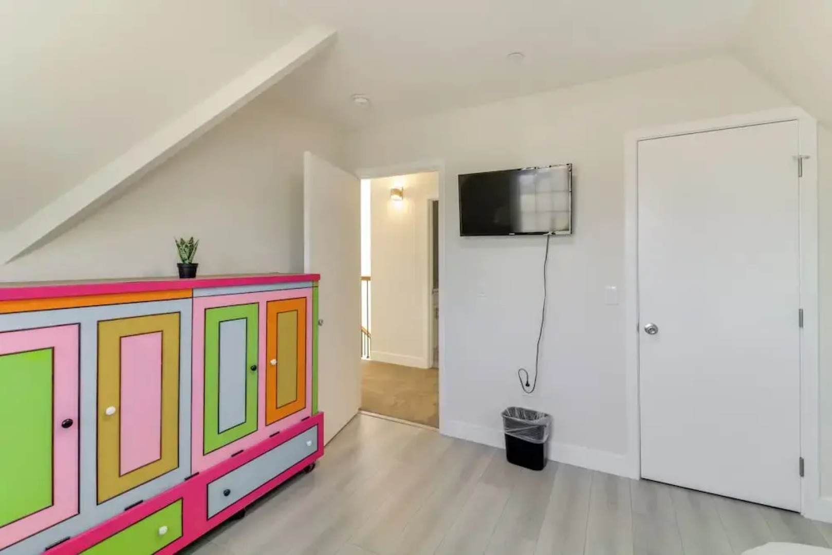 Shop, Dine & Explore Pasadena! The Lincoln Home