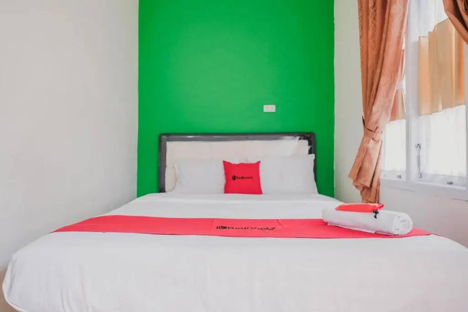 RedDoorz Syariah near Kebun Raya Liwa