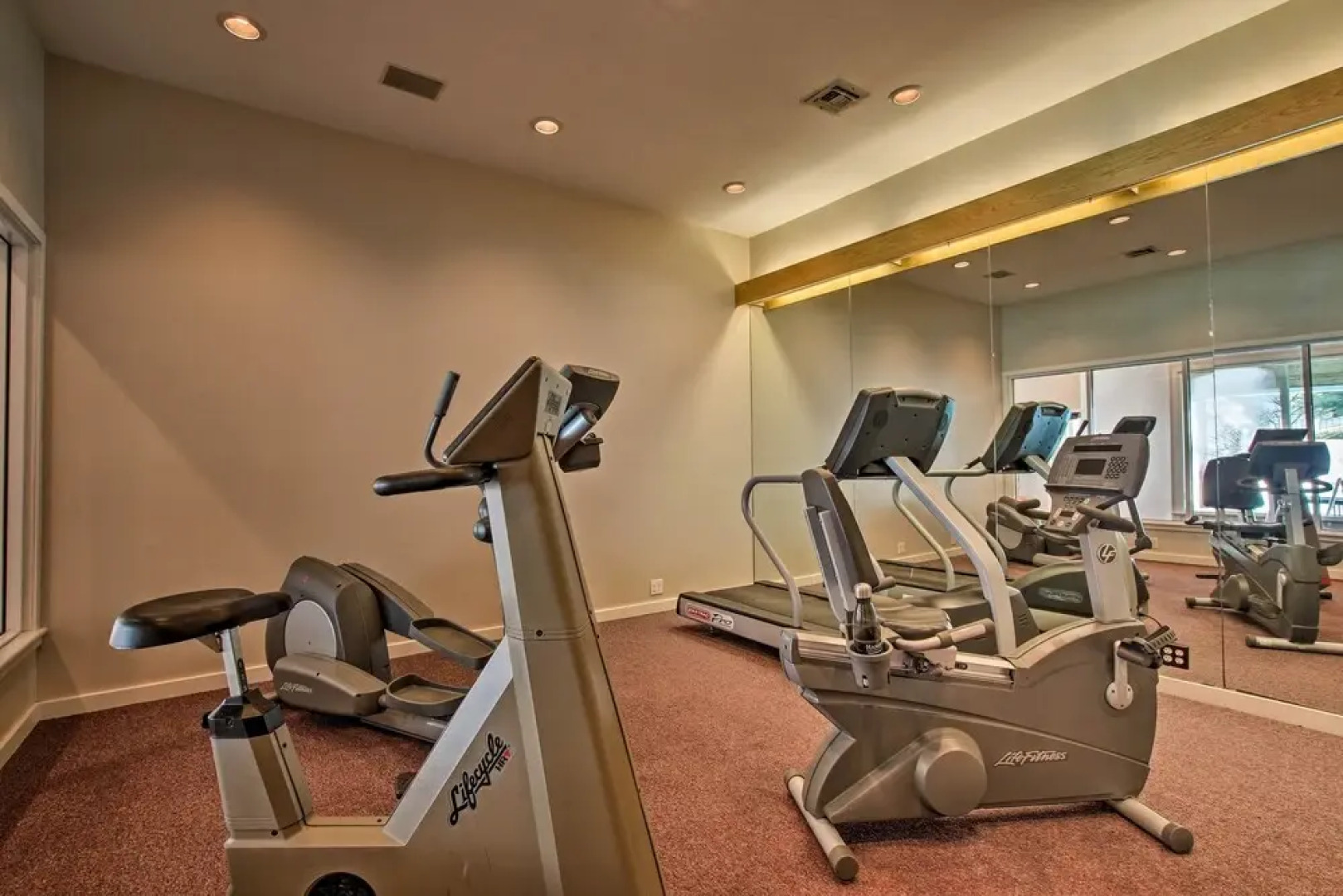 Lovely Norwich Villa, On Golf Course w/ Amenities!