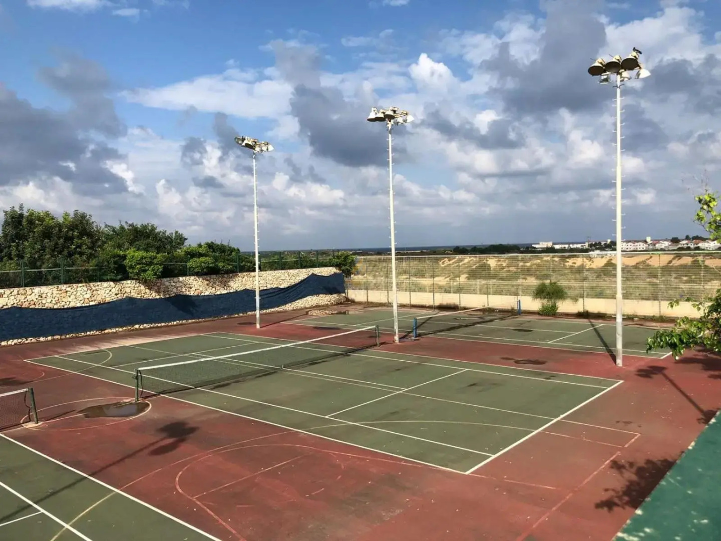 מול הים בקיסריה