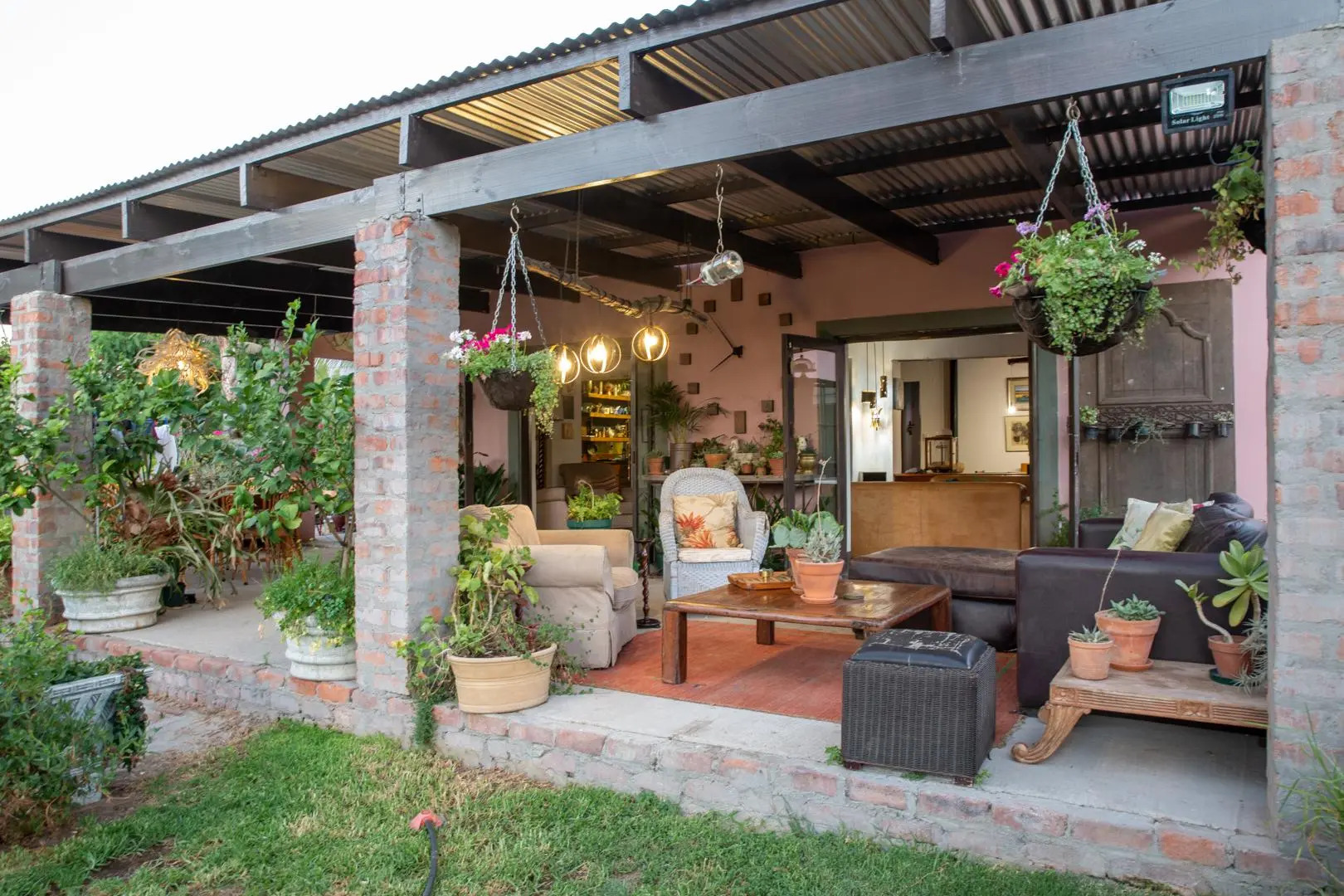 Ebonymoon Guest House and Studio