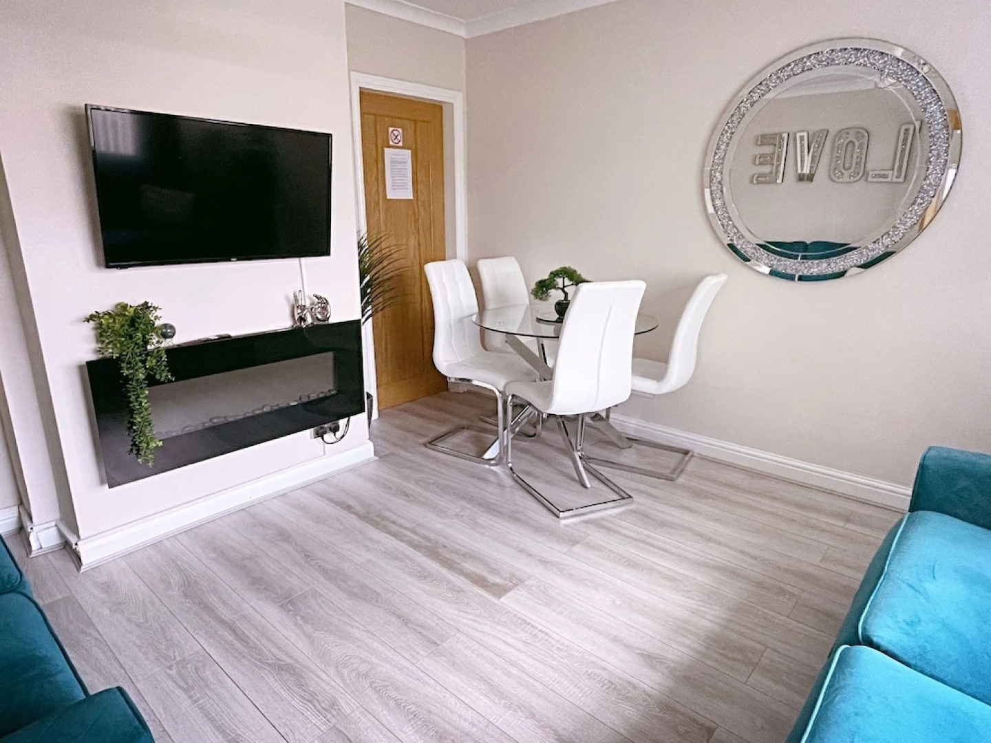 The Serene Stays - 3 Bed Home in Oldham Manchester