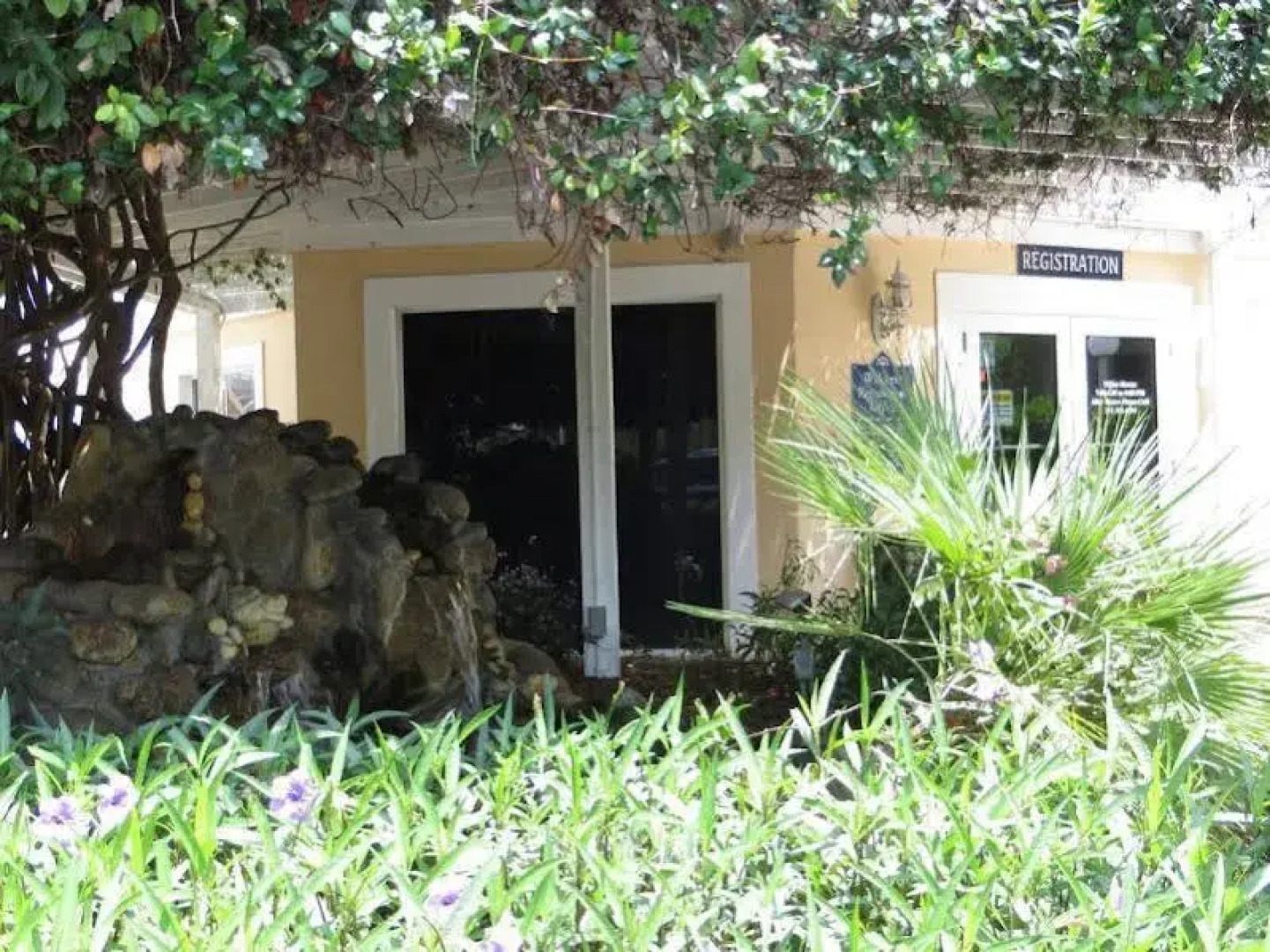 Royal Mansions Resort