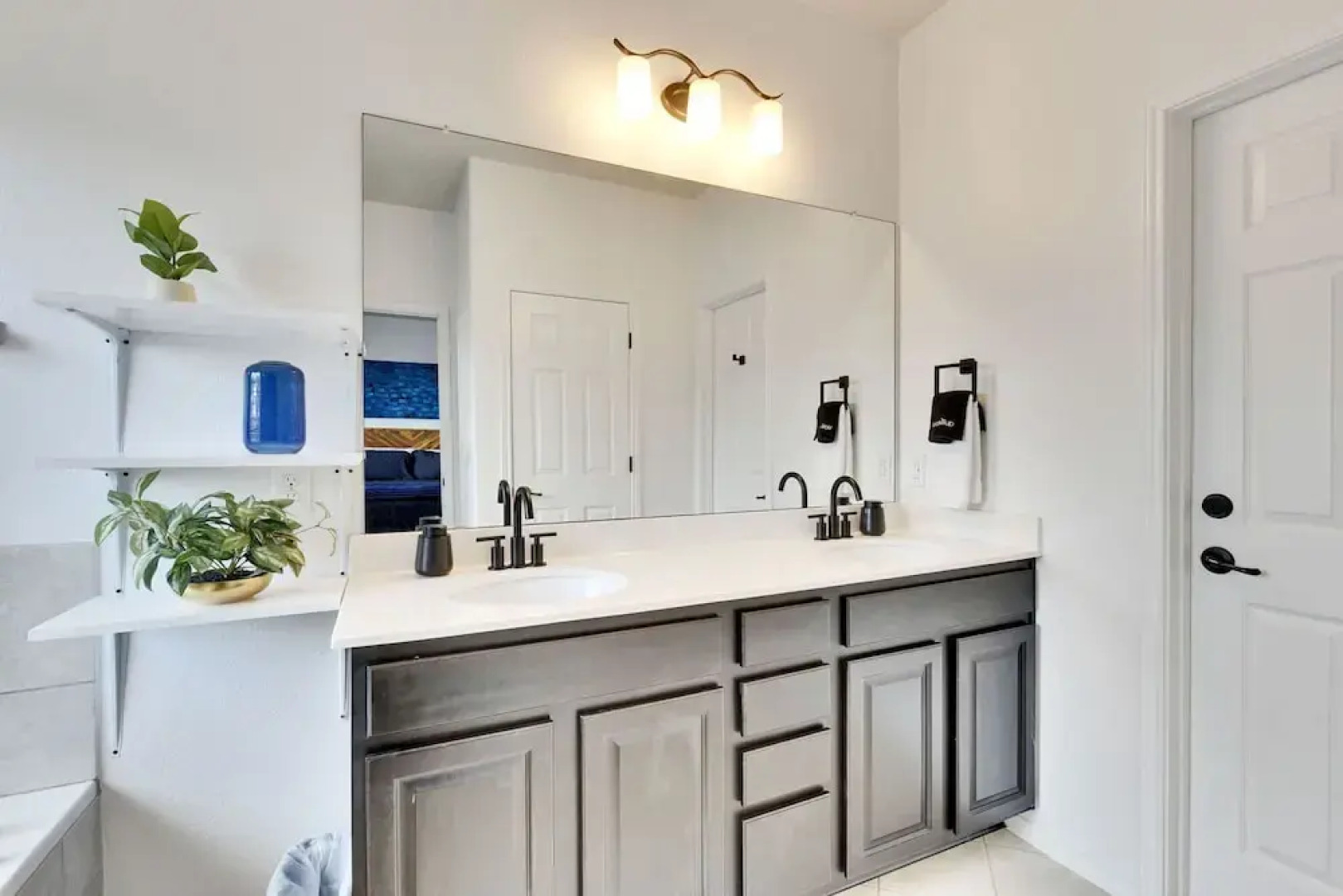 Luxury 4BR 2 5BA Home EV Charger Pool Access