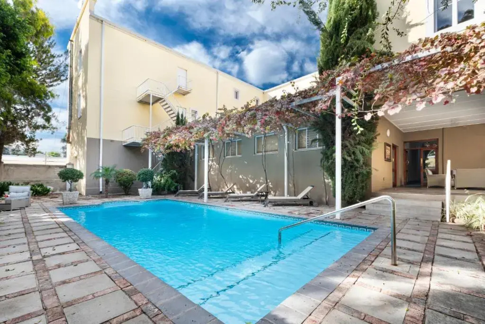 Queen’s Hotel by BON Hotels