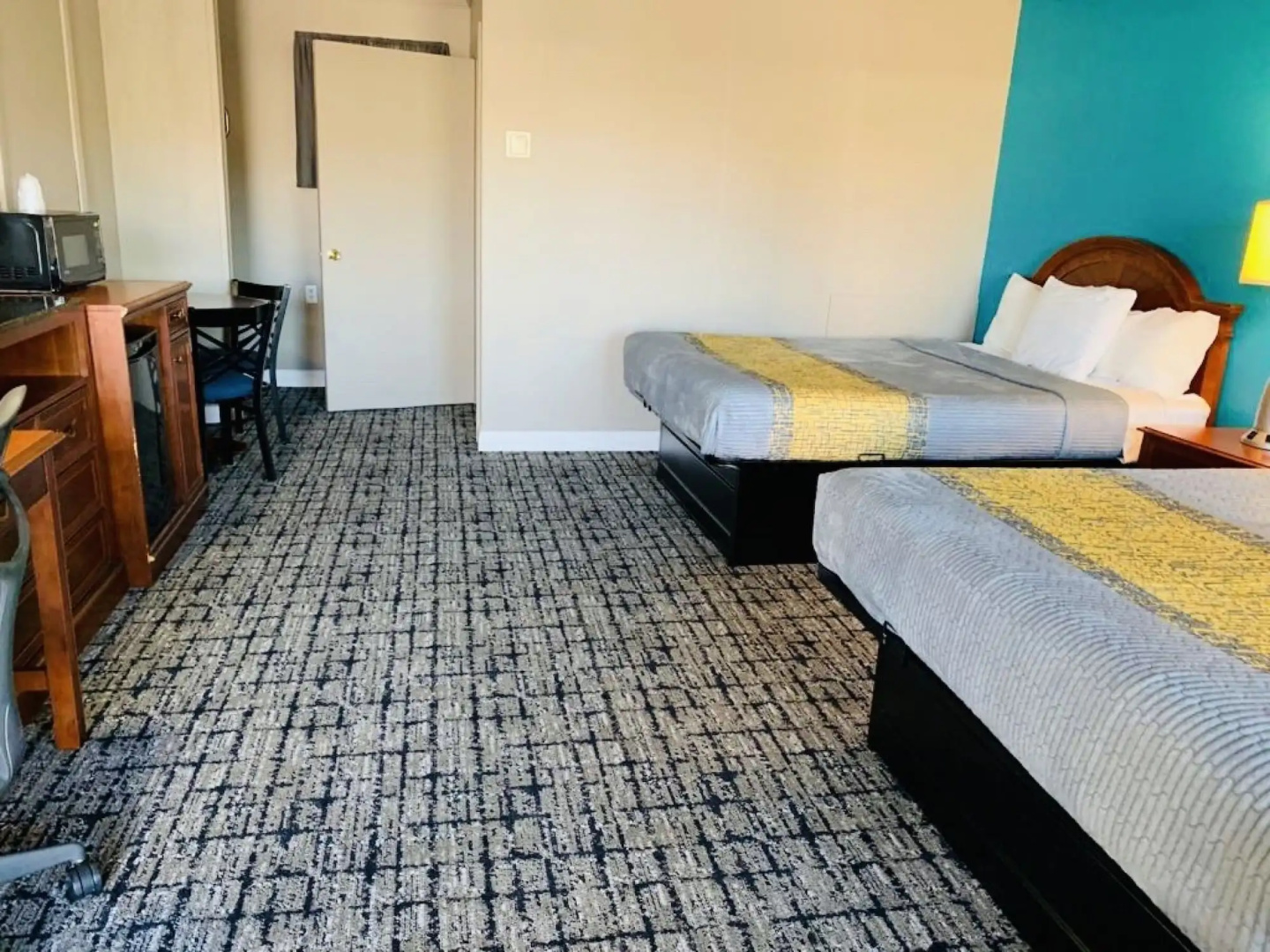 Hometowne Inn & Suites