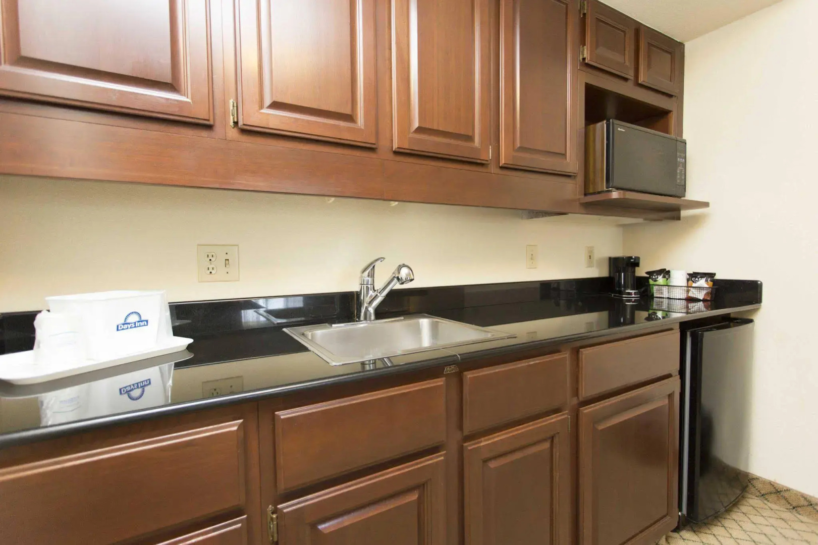 Days Inn & Suites Omaha