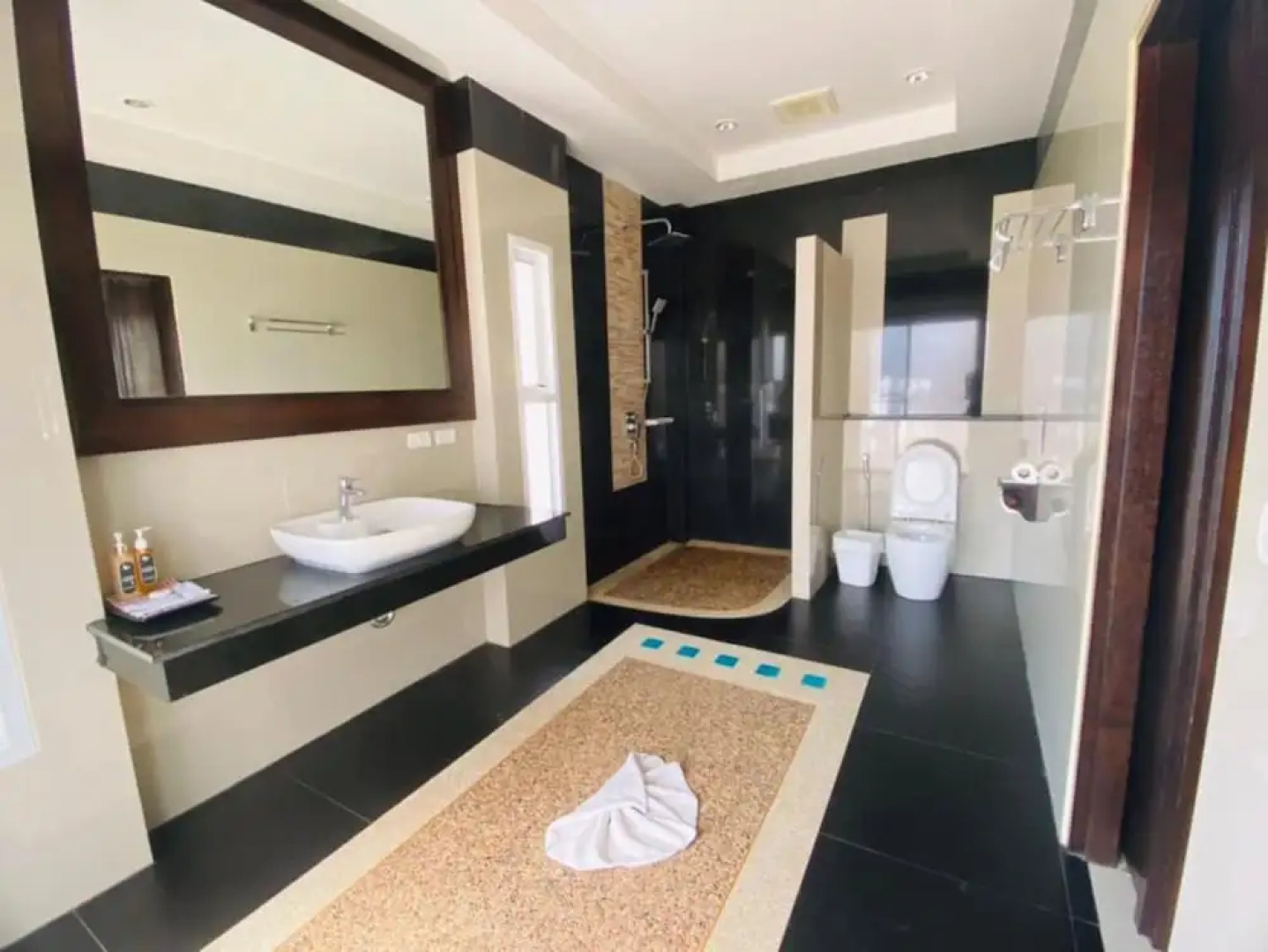 Hotel and Beach Bungalow at Lanta Resort
