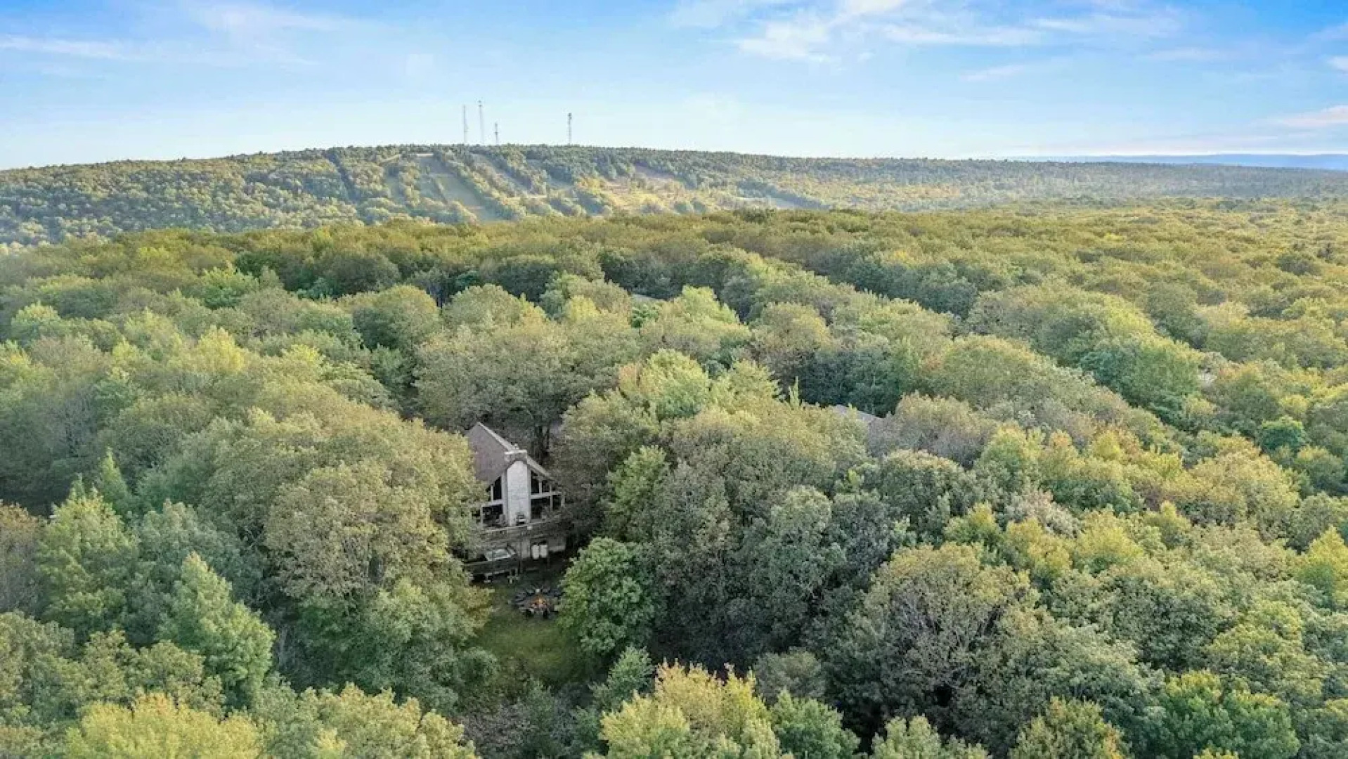 Sky View Chalet by Avantstay Stunning Interior, Spacious Deck, Hot Tub, & View