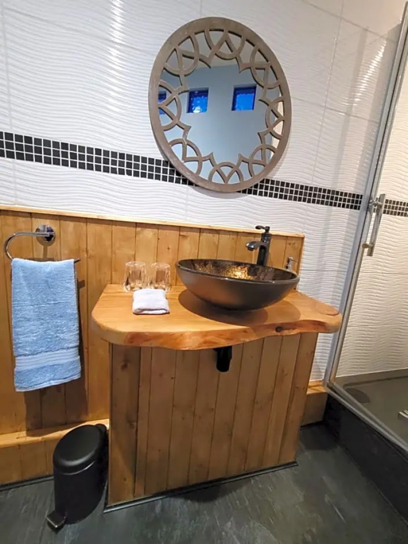 Hideaway Escapes, Farmhouse B&B, Ideal family stay or Romantic break, Friendly animals on our smallholding in a beautiful countr