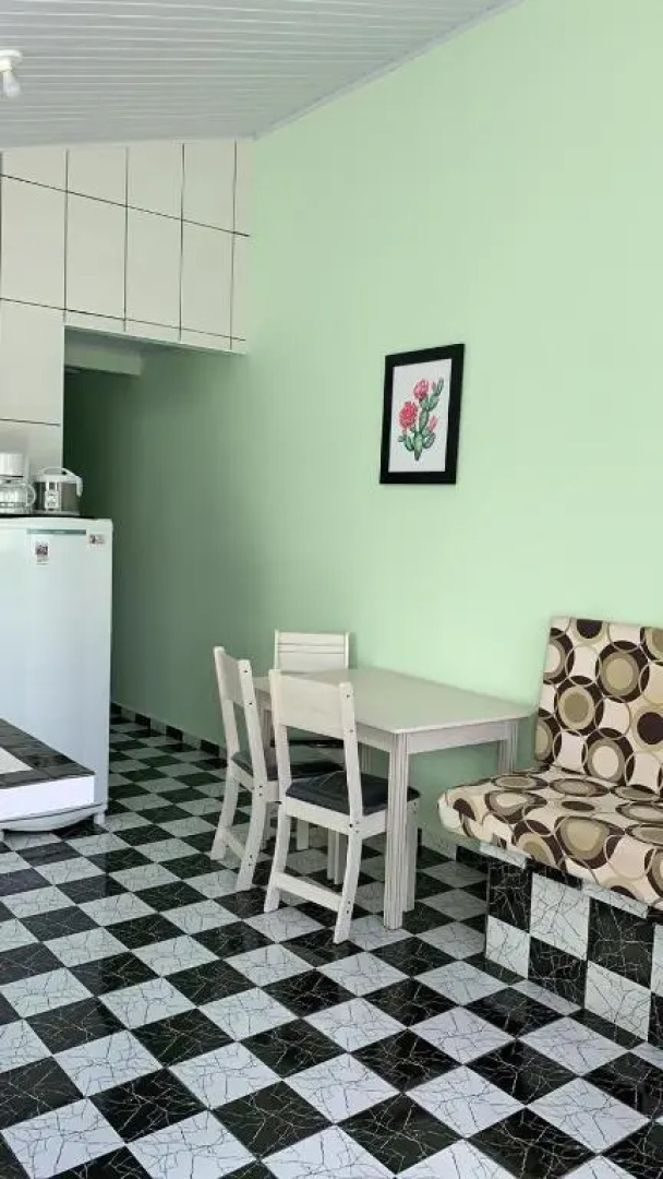 Casa, 1 quadra da praia.