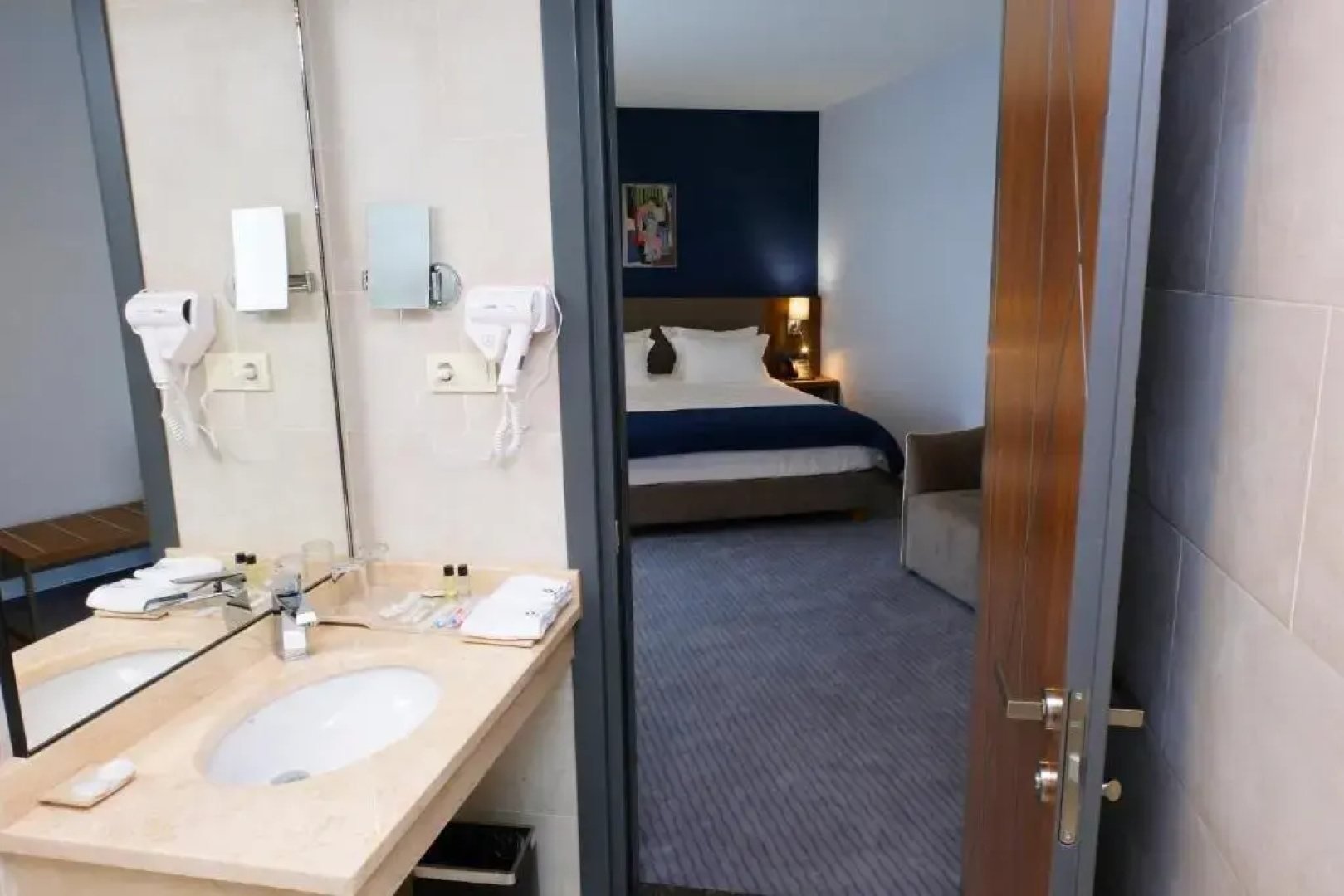 Avenue Hotel