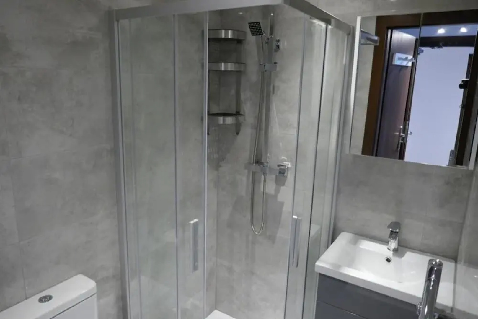 Immaculate 12-bed House Good Amenities in Wigan