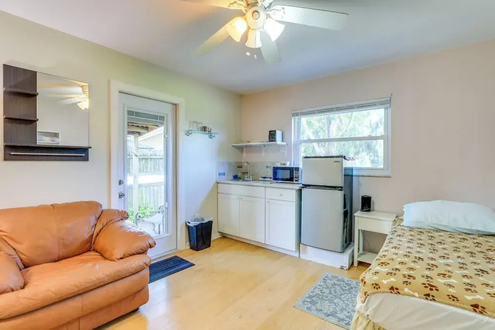 Walkable Studio in Pinellas Park w/ Desk & Patio
