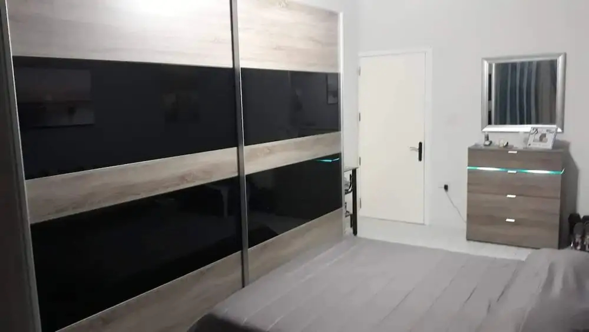 Room-very Bright Well Kept Apartment