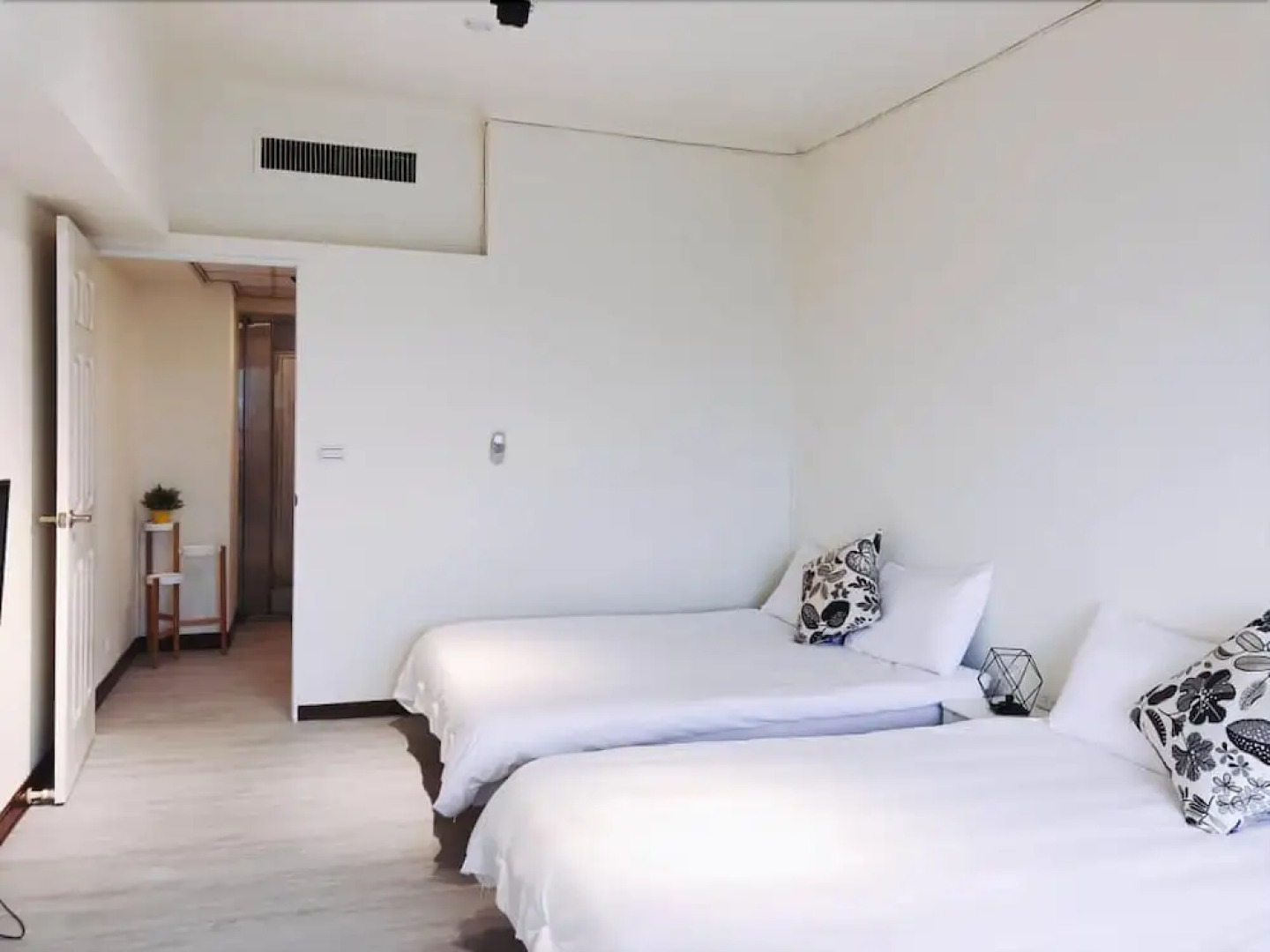 Taipei Apt.4 MRT Ximen Station Suite