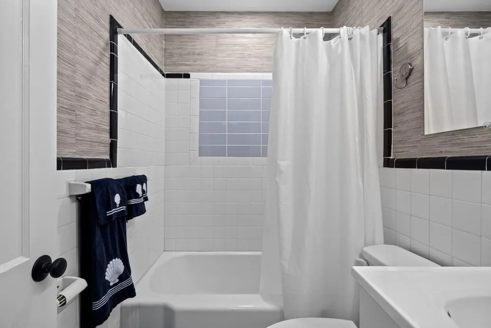 The Anchor Cottage 3 Bedroom Home by RedAwning