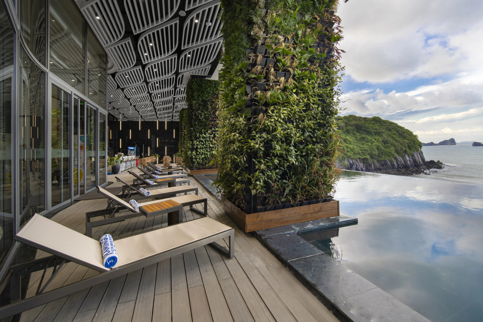 Курортный отель Wyndham Grand Flamingo Cat Ba Resort