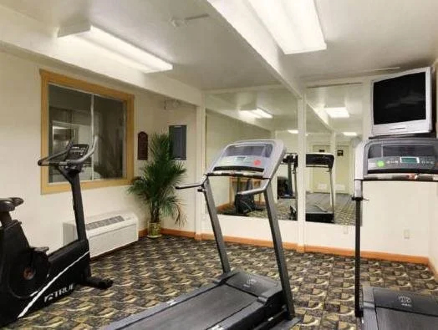 海斯大使酒店及会议中心(Hays Ambassador Hotel & Conference Center)