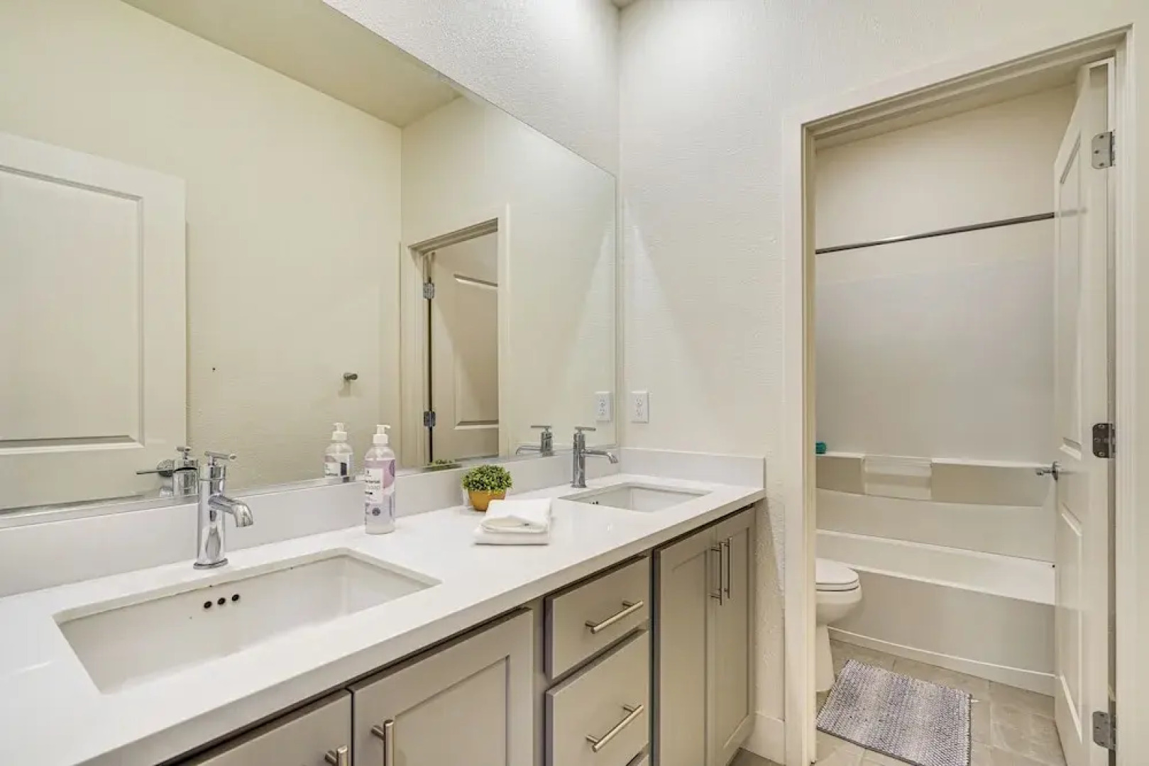 8 Mi to Lincoln Park: Family-friendly Tracy Home