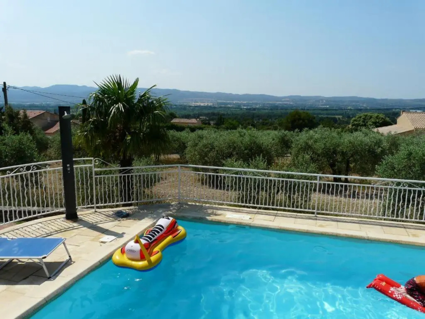Maison de vacances avec piscine privée, possédant une très une jolie vue sur le Luberon, agréable jardin, située à Mérindol, 8 personnes, LS2-153 MAGNIFI