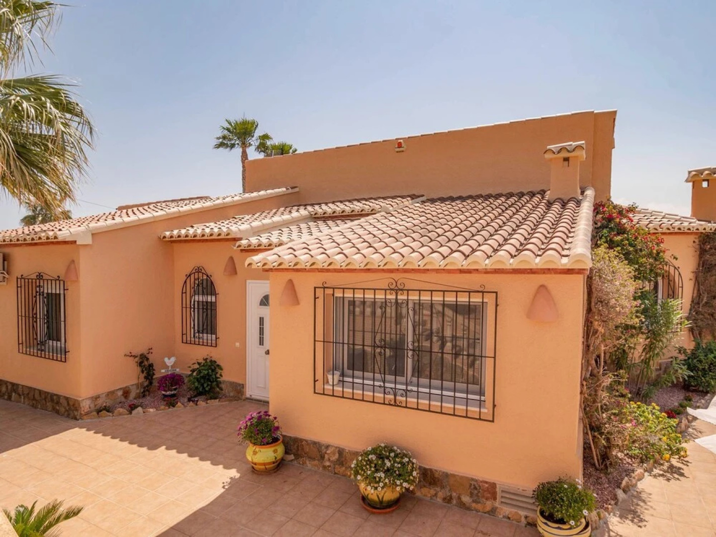 Villa With Very Spacious Terrace, Beautiful View of the Mountains & Private Pool