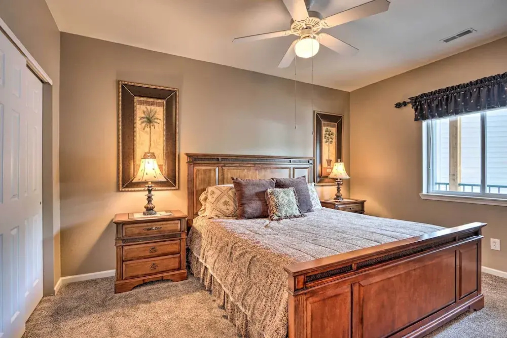 Lakefront Balcony + Pool Access: Camdenton Condo