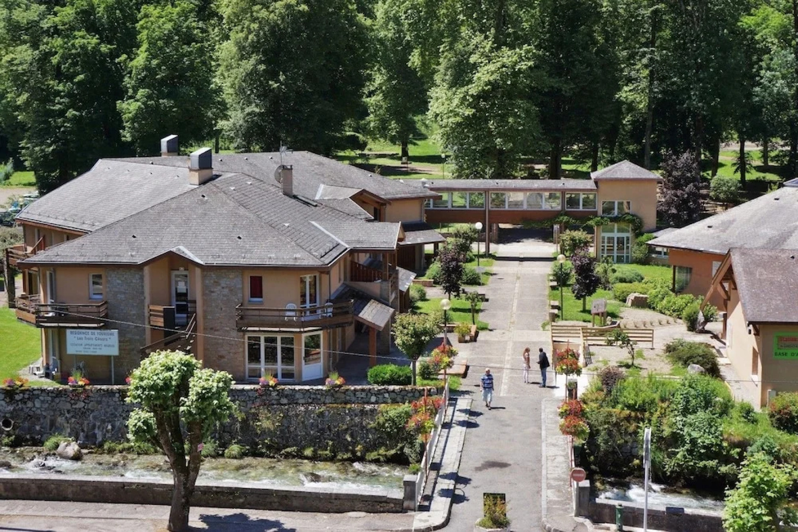 Logement n209 6pers face aux Thermes