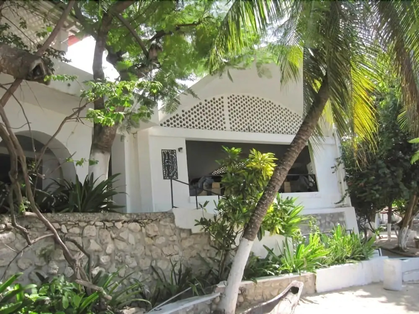 Ouanga Bay Beach Hotel