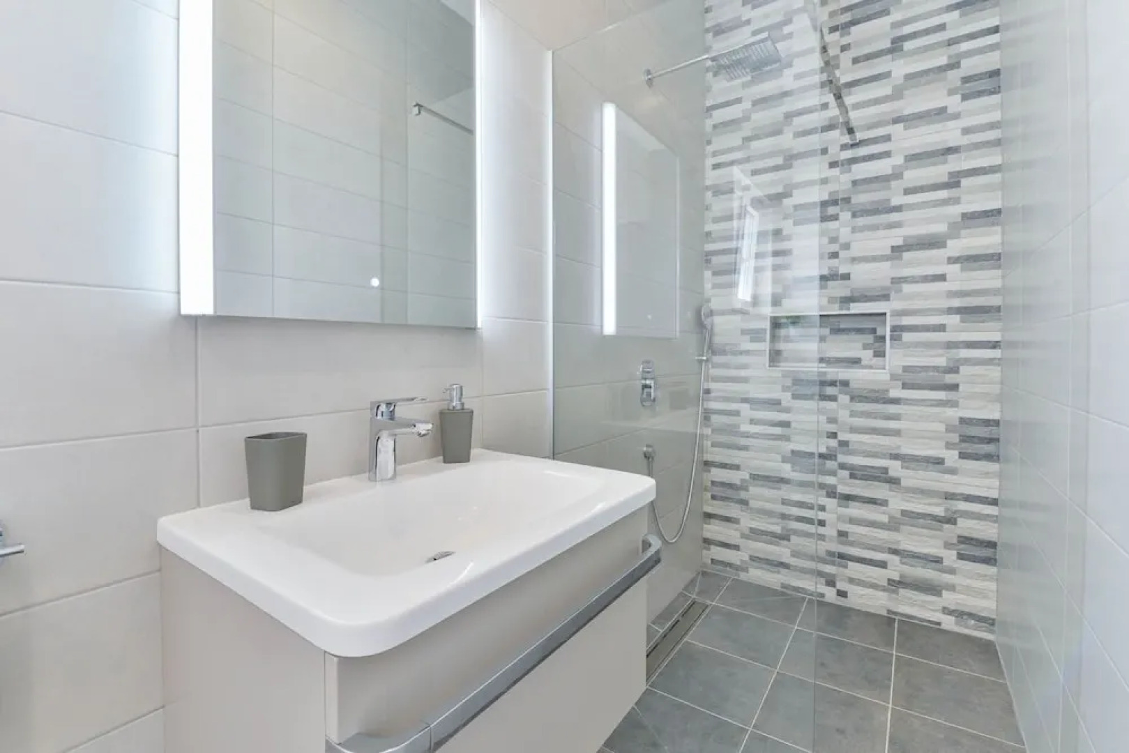 Modern & spacious villa with pool AE1445