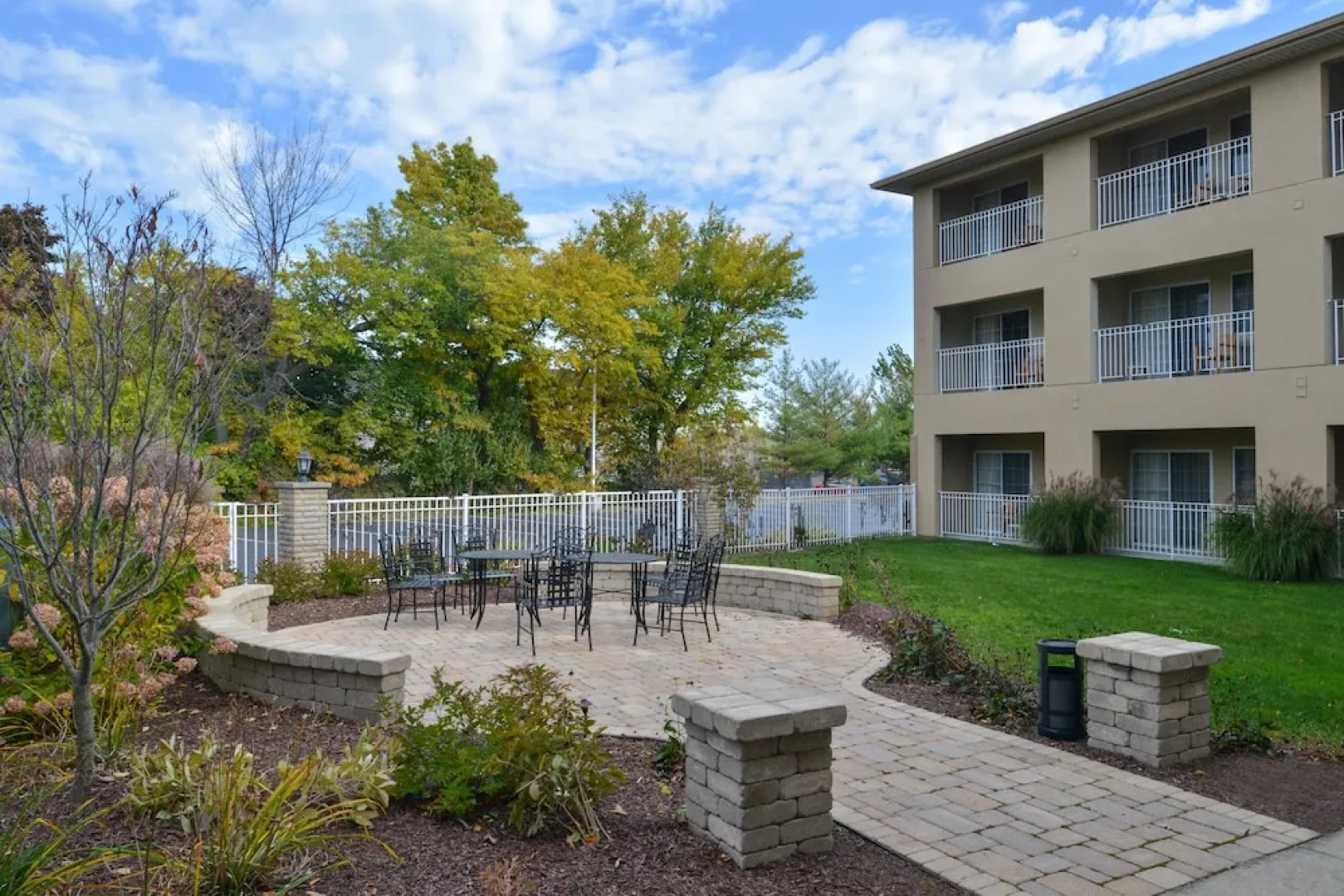 Holiday Inn Express Suites St. Joseph Lakefront