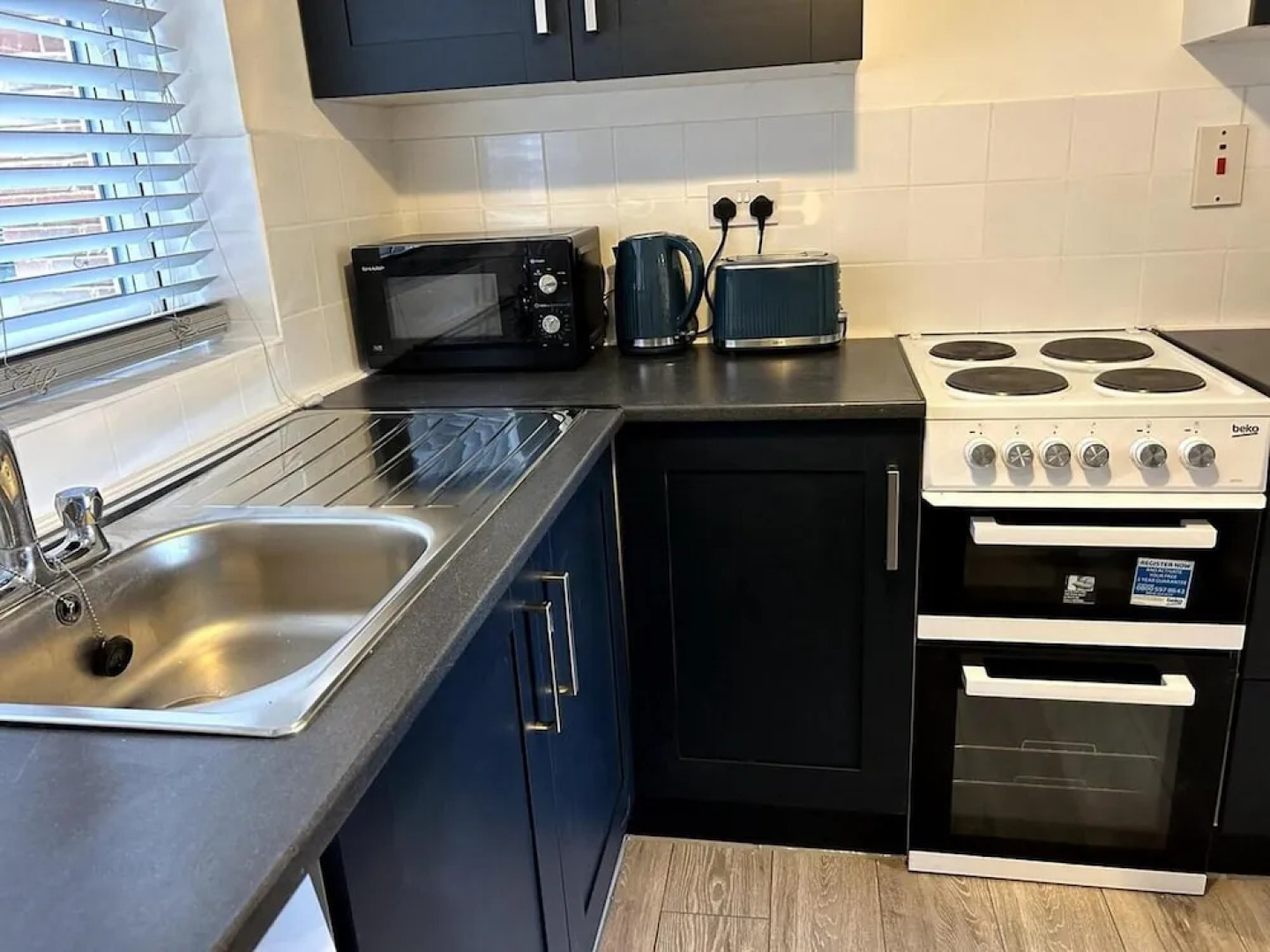 Essex 2 Bed Flat Near Station With Free Parking