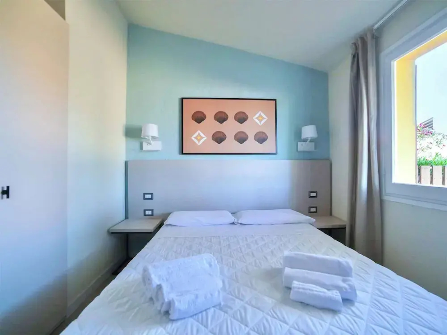Hotel with swimming pool just 300 mt from the Baia delle Mimose-beach