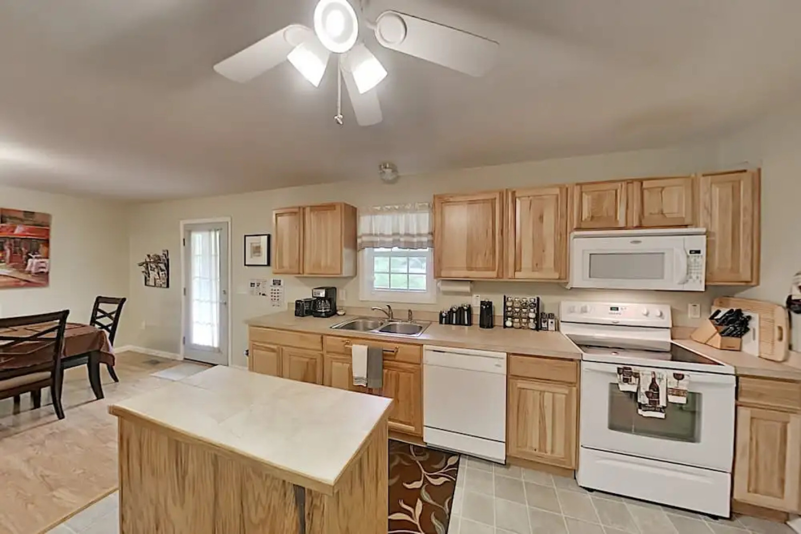 Mountain-view Hideaway W/ Hot Tub & Game Room 4 Bedroom Home